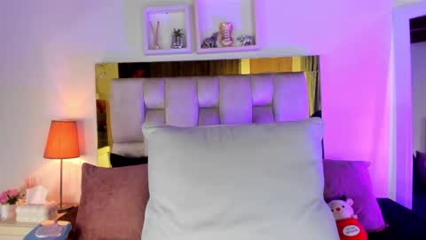 Snapshot of _emily_r chatting on December 17, 12:11 pm Isabella online show from December 17, 12:11 pm