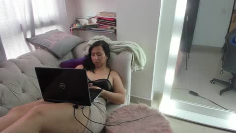 Snapshot of _emma_loyd_ chatting on December 21, 8:10 pm Emma online show from December 21, 8:10 pm