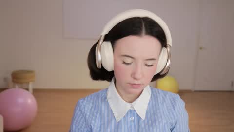 Essie  online show from September 20, 3:46 pm