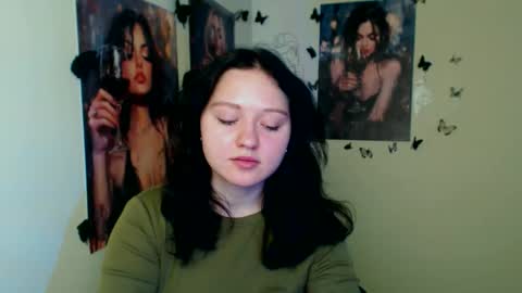 Snapshot of _foxy_lady chatting on November 14, 8:02 am Alice online show from November 14, 8:02 am