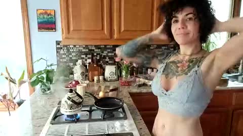 Snapshot of _frankie_rivers chatting on February 17, 7:53 pm Frankie Rivers allmylinks online show from February 17, 7:53 pm