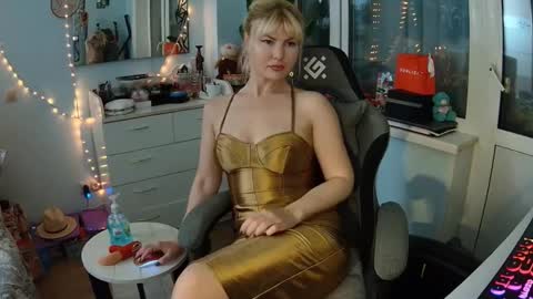 _glamorous_ online show from November 20, 5:56 pm