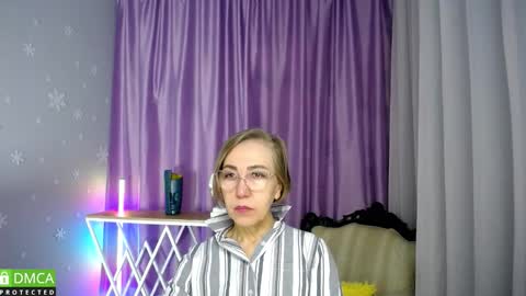 _greybunny_ online show from October 18, 8:04 am