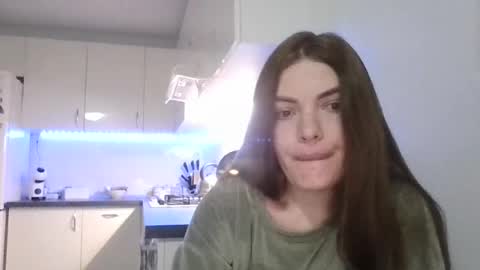 Snapshot of _hidden_frommymoom_ chatting on June 22, 12:24 am Criss4u online show from June 22, 12:24 am