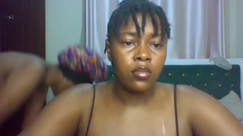 Snapshot of _honey_bloom chatting on February 22, 8:02 am _honey_bloom online show from February 22, 8:02 am