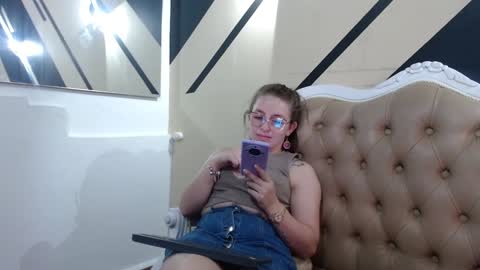 Snapshot of _isaabellaa chatting on January 12, 7:21 pm Isa online show from January 12, 7:21 pm