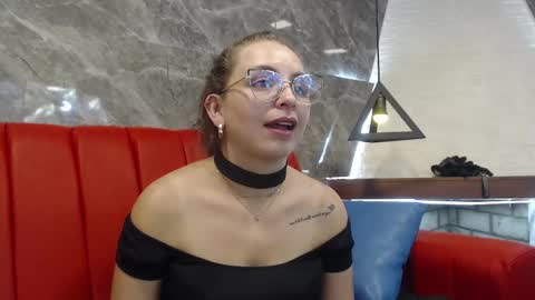 Snapshot of _isaabellaa chatting on February 14, 2:44 pm Isa online show from February 14, 2:44 pm