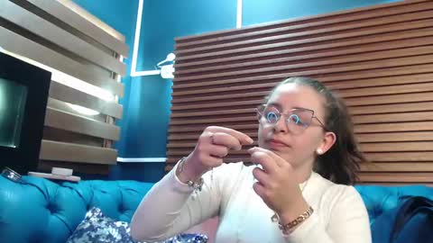 Snapshot of _isaabellaa chatting on February 17, 5:43 pm Isa online show from February 17, 5:43 pm