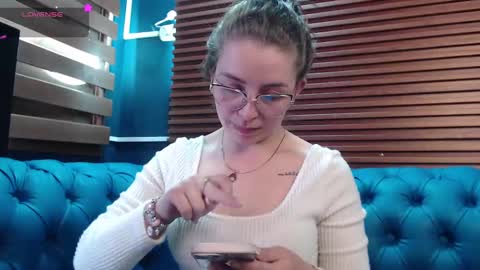 Snapshot of _isaabellaa chatting on February 18, 2:27 pm Isa online show from February 18, 2:27 pm