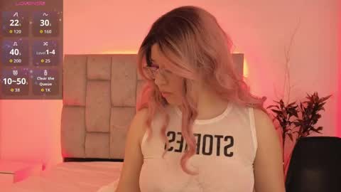 Waifu Izumi  online show from April 18, 4:05 am