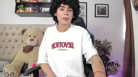 Snapshot of _jaay77 chatting on December 14, 6:52 pm Jay online show from December 14, 6:52 pm