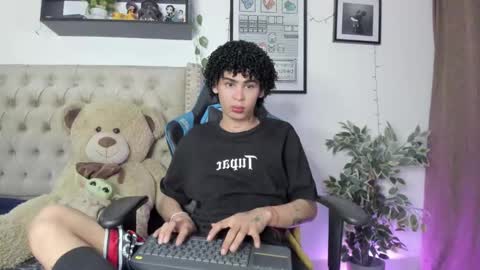 Snapshot of _jaay77 chatting on December 20, 2:19 am Jay online show from December 20, 2:19 am