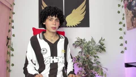 Snapshot of _jaay77 chatting on December 23, 1:18 am Jay online show from December 23, 1:18 am