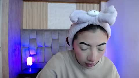 Mia online show from September 25, 1:59 pm