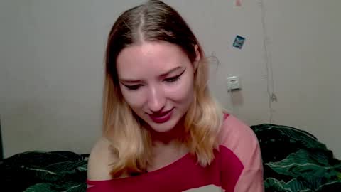 _kikiclark_ online show from October 17, 1:25 pm