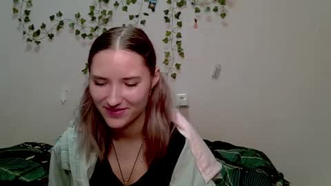 _kikiclark_ online show from October 25, 9:20 pm