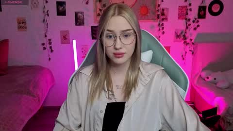 Snapshot of _kitekat_ chatting on October 28, 1:14 pm _kitekat_ online show from October 28, 1:14 pm