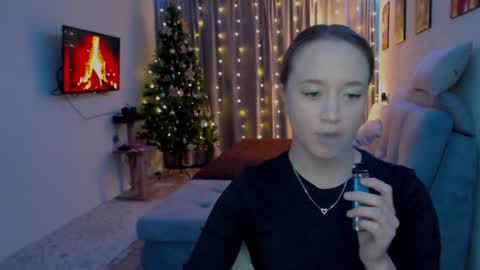 _lalune_ online show from December 9, 12:19 pm