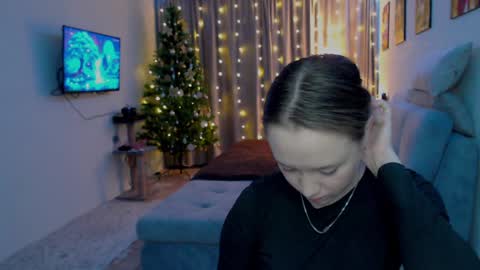 _lalune_ online show from December 9, 3:22 pm