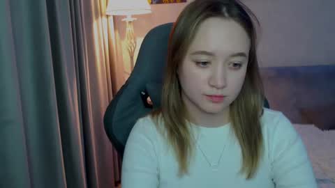 _lalune_ online show from February 20, 8:36 pm