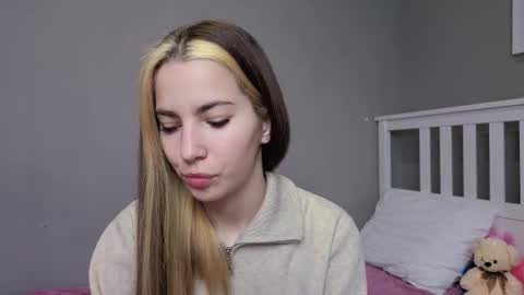 Snapshot of _little_butterfly_ chatting on November 18, 6:18 am Emma online show from November 18, 6:18 am