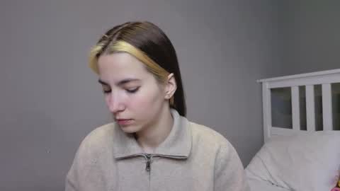 Snapshot of _little_butterfly_ chatting on November 22, 7:18 am Emma online show from November 22, 7:18 am