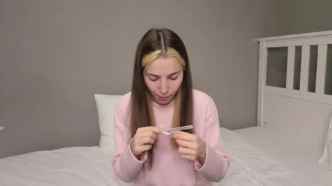 Snapshot of _little_butterfly_ chatting on November 23, 9:20 am Emma online show from November 23, 9:20 am