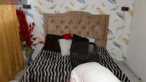 Luna Make me wet please  online show from April 16, 9:50 pm