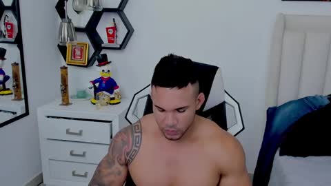 Snapshot of _matthew_santos_ chatting on December 13, 1:37 am _matthew_santos_ online show from December 13, 1:37 am