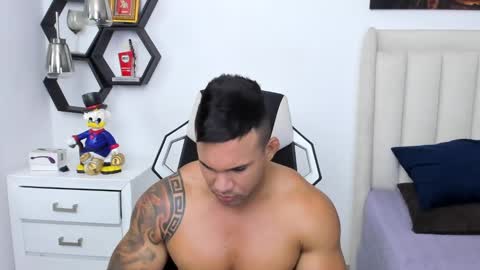 Snapshot of _matthew_santos_ chatting on January 14, 12:00 am _matthew_santos_ online show from January 14, 12:00 am