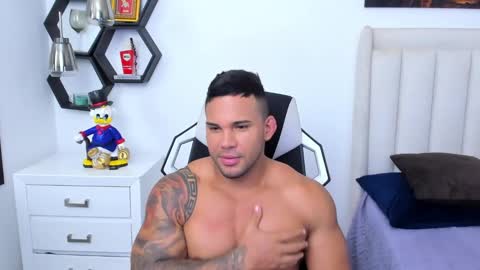 Snapshot of _matthew_santos_ chatting on February 4, 3:54 am _matthew_santos_ online show from February 4, 3:54 am