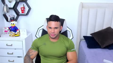 Snapshot of _matthew_santos_ chatting on February 8, 3:08 am _matthew_santos_ online show from February 8, 3:08 am