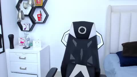 Snapshot of _matthew_santos_ chatting on February 24, 1:24 am _matthew_santos_ online show from February 24, 1:24 am