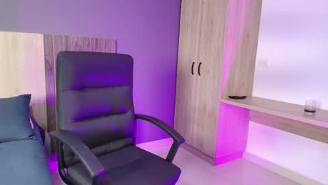 Snapshot of _miamiller_ chatting on February 18, 8:03 pm _miamiller_ online show from February 18, 8:03 pm