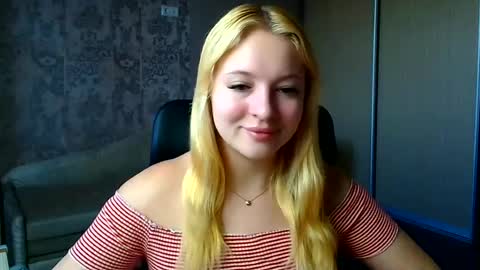 Snapshot of _mila_la_ chatting on June 12, 5:28 am Melanie online show from June 12, 5:28 am