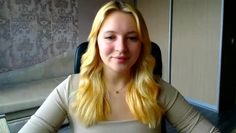 Snapshot of _mila_la_ chatting on July 4, 12:11 pm Melanie online show from July 4, 12:11 pm