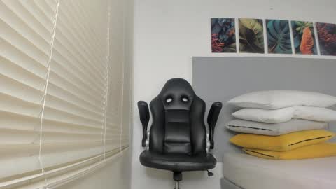 _molly_rosse_ online show from April 14, 12:22 pm