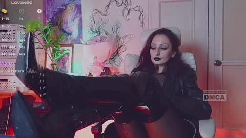 Snapshot of _owner_ chatting on December 18, 1:45 pm The Supreme Goddess Rose online show from December 18, 1:45 pm