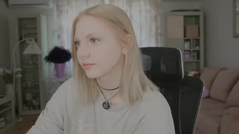 Snapshot of _penisflytrap_ chatting on May 22, 7:15 am Viktoria online show from May 22, 7:15 am