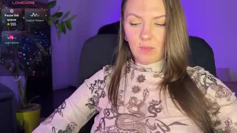 Snapshot of _private_person_ chatting on February 17, 5:43 pm HADLY today day-off see u online 0112 online show from February 17, 5:43 pm