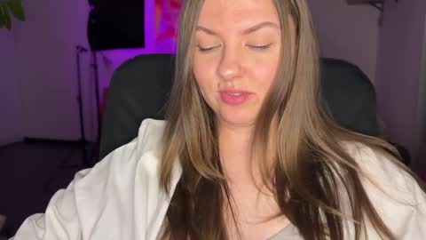 Snapshot of _private_person_ chatting on March 3, 5:29 pm HADLY today day-off see u online 0112 online show from March 3, 5:29 pm