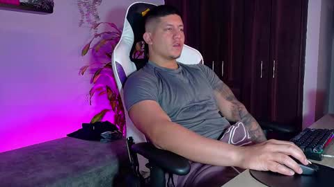 Snapshot of _robertobaggio chatting on October 24, 8:49 pm Roberto online show from October 24, 8:49 pm