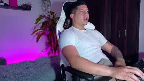 Snapshot of _robertobaggio chatting on November 8, 12:27 pm Roberto online show from November 8, 12:27 pm