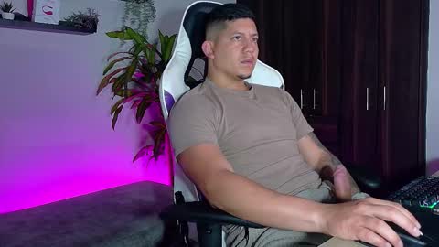 Snapshot of _robertobaggio chatting on November 25, 1:11 pm Roberto online show from November 25, 1:11 pm