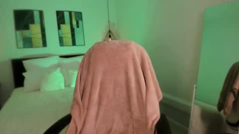 Snapshot of _sofi_spark chatting on December 16, 6:51 am Sofi Follow me online show from December 16, 6:51 am