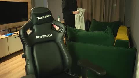 Snapshot of _sopranos_ chatting on December 16, 11:59 am OLIVERpvt is open online show from December 16, 11:59 am