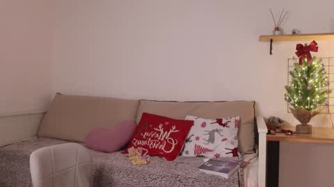 Snapshot of _teasecake_ chatting on December 28, 4:30 am Annie online show from December 28, 4:30 am