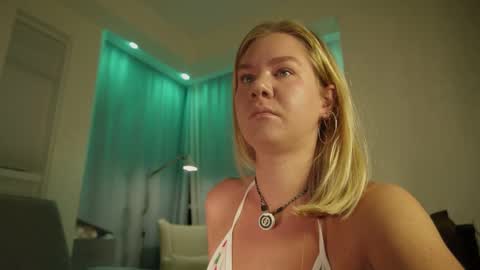 Snapshot of _teasecake_ chatting on October 30, 1:40 am Annie online show from October 30, 1:40 am