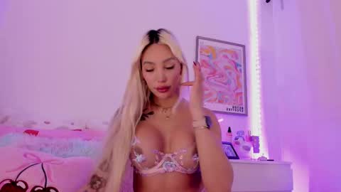 Snapshot of _viioletweekend_ chatting on February 21, 5:20 pm online show from February 21, 5:20 pm