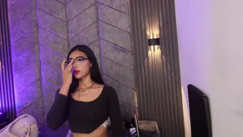 Snapshot of _viollettenoir_ chatting on June 15, 7:27 pm online show from June 15, 7:27 pm